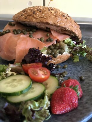Waldkorn met zalm en kappertjes